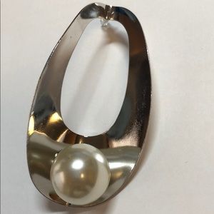 One 3D silver mirror artistry with a pearl earring